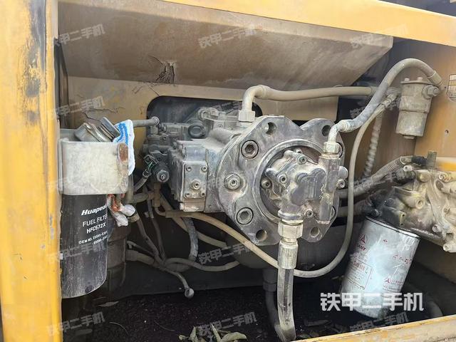液壓泵艙室正面整體(整機外觀) 液壓泵艙室正面整體(整機外觀)