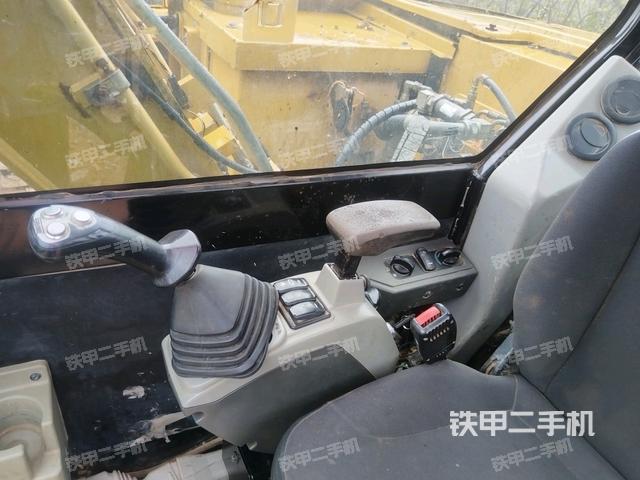 座椅右側(cè)控制臺/鑰匙門/油門/含右手柄(駕駛室部分) 座椅右側(cè)控制臺/鑰匙門/油門/含右手柄(駕駛室部分)
