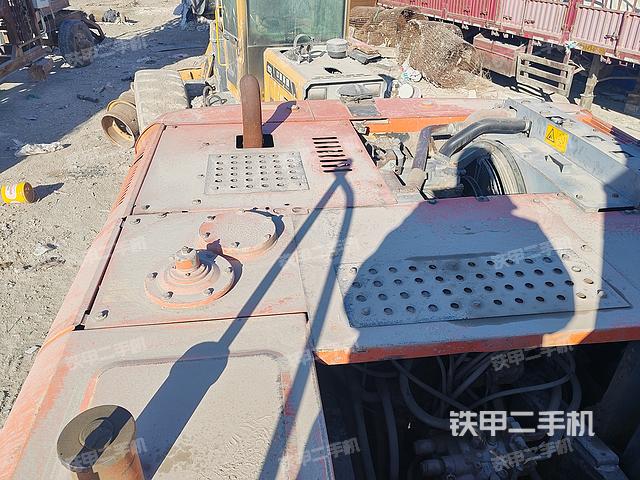 單側(cè)履帶整體(整機(jī)外觀) 單側(cè)履帶整體(整機(jī)外觀)