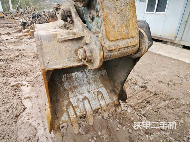 鏟斗右后整體(工作和回轉(zhuǎn)裝置) 鏟斗右后整體(工作和回轉(zhuǎn)裝置)