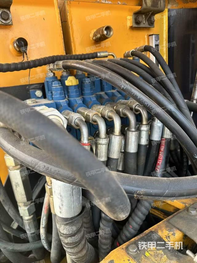 回轉(zhuǎn)馬達和主控閥（整機外觀）