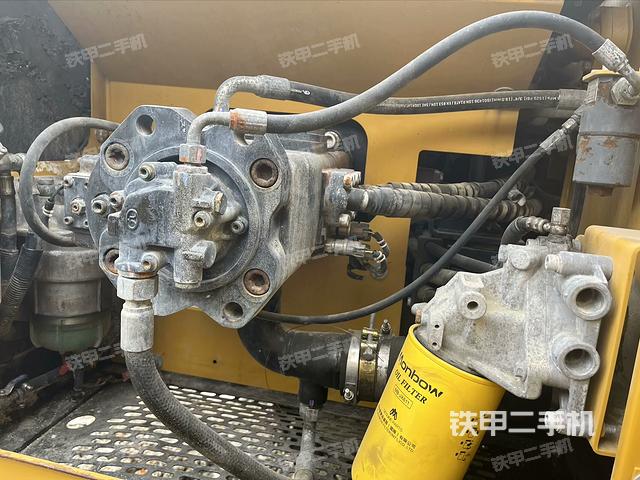 液壓泵艙室正面整體(整機外觀) 液壓泵艙室正面整體(整機外觀)