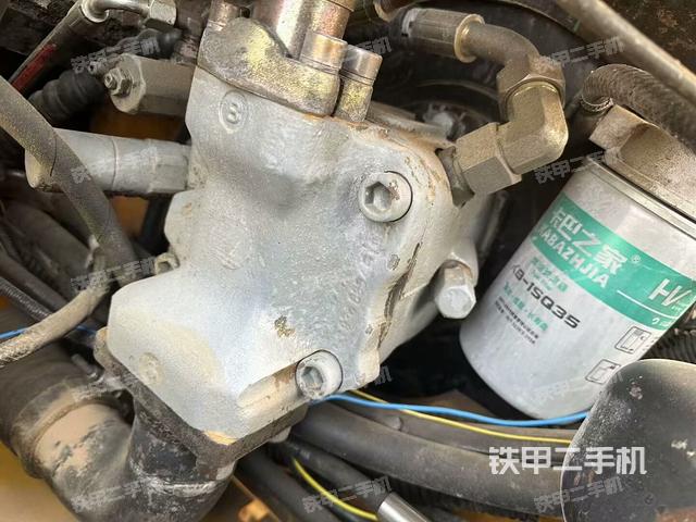 液壓泵艙室正面整體（整機外觀）