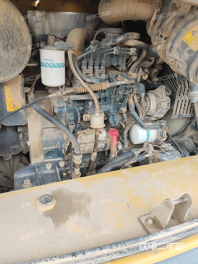 液压泵舱室正面整体（整机外观）