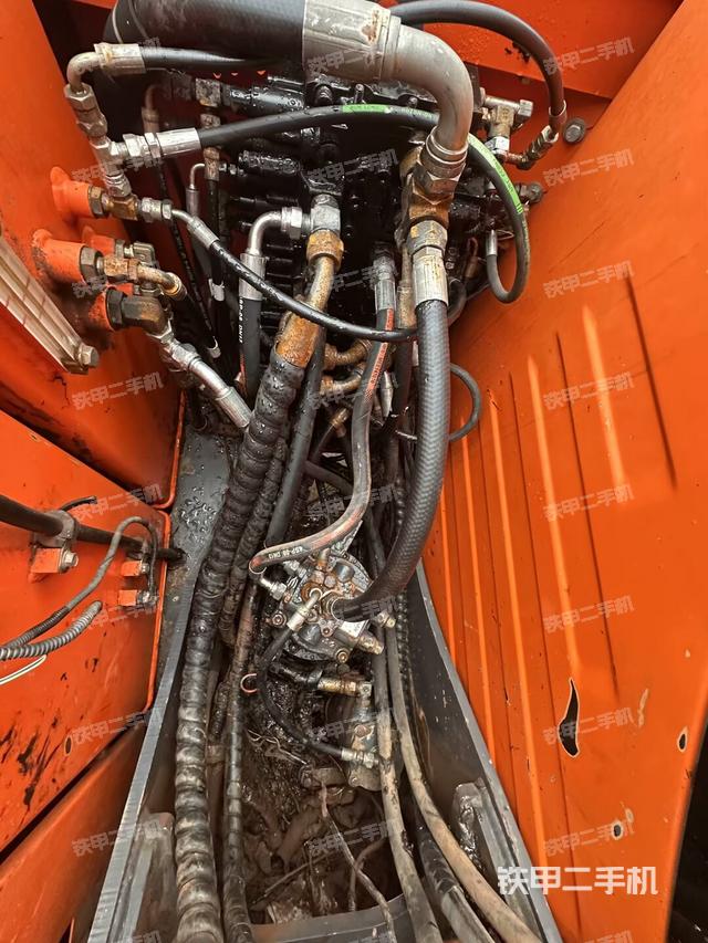 回转马达和主控阀（整机外观）