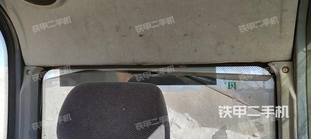 駕駛室頂部(整機(jī)外觀) 駕駛室頂部(整機(jī)外觀)