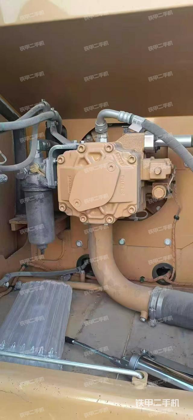 液壓泵艙室正面整體(整機(jī)外觀) 液壓泵艙室正面整體(整機(jī)外觀)