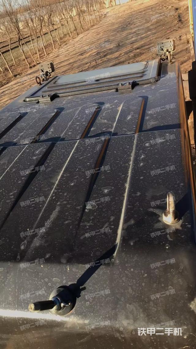 駕駛室頂部(整機(jī)外觀) 駕駛室頂部(整機(jī)外觀)