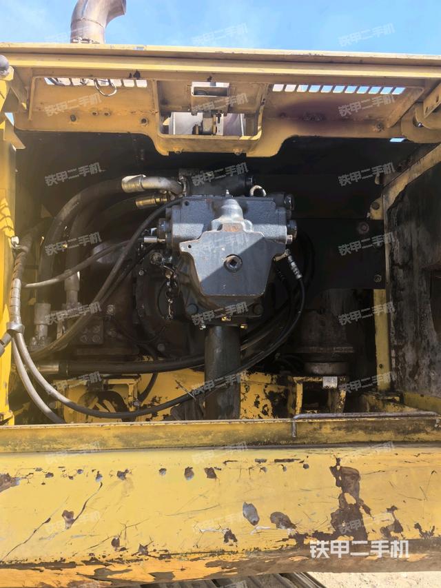 液壓泵艙室正面整體（整機外觀）