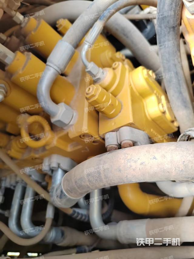 回转马达和主控阀（整机外观）