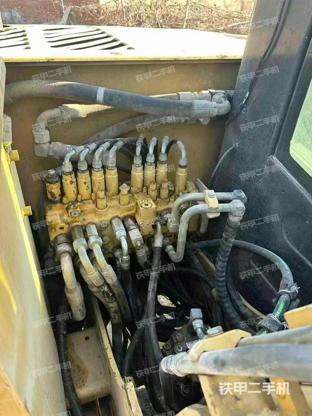 回轉(zhuǎn)馬達(dá)和主控閥(整機(jī)外觀) 回轉(zhuǎn)馬達(dá)和主控閥(整機(jī)外觀)