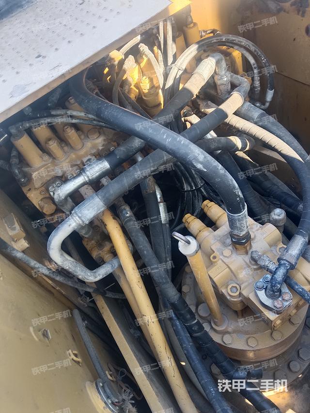 回轉(zhuǎn)馬達(dá)和主控閥（整機(jī)外觀）