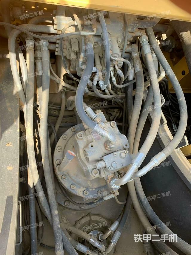 回轉(zhuǎn)馬達(dá)和主控閥(整機(jī)外觀) 回轉(zhuǎn)馬達(dá)和主控閥(整機(jī)外觀)