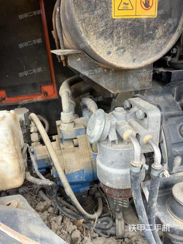 液壓泵艙室正面整體（整機外觀）