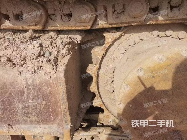 單側(cè)履帶整體(整機(jī)外觀) 單側(cè)履帶整體(整機(jī)外觀)