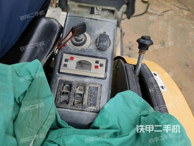 回轉(zhuǎn)馬達和主控閥(整機外觀) 回轉(zhuǎn)馬達和主控閥(整機外觀)