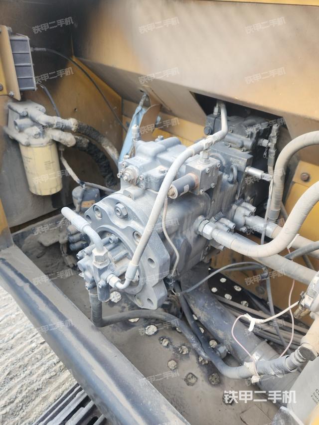 液压泵舱室正面整体（整机外观）