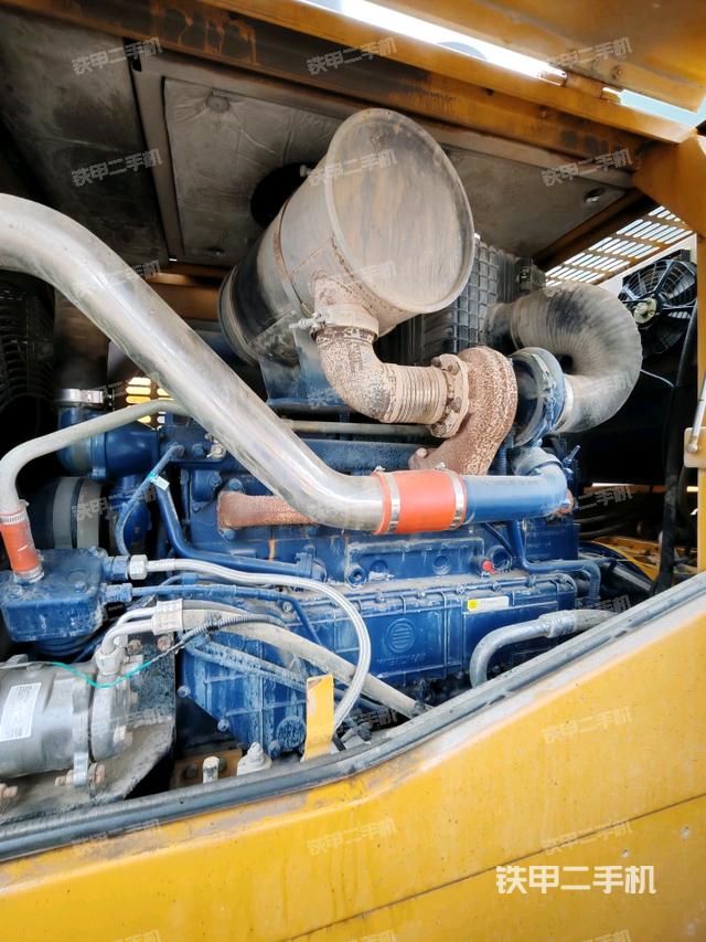 發(fā)動機(jī)右側(cè)（整機(jī)外觀及大件）