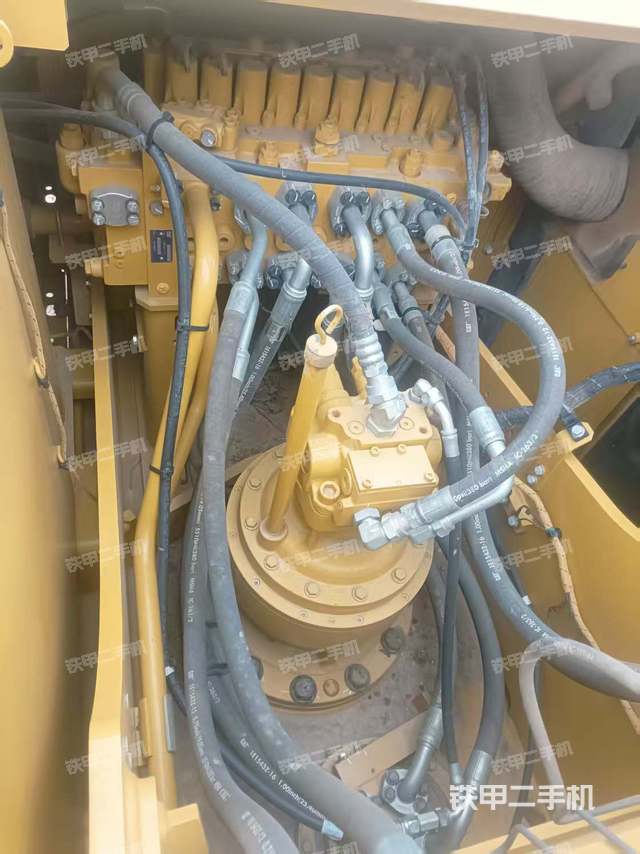 回轉(zhuǎn)馬達(dá)和主控閥(整機(jī)外觀) 回轉(zhuǎn)馬達(dá)和主控閥(整機(jī)外觀)