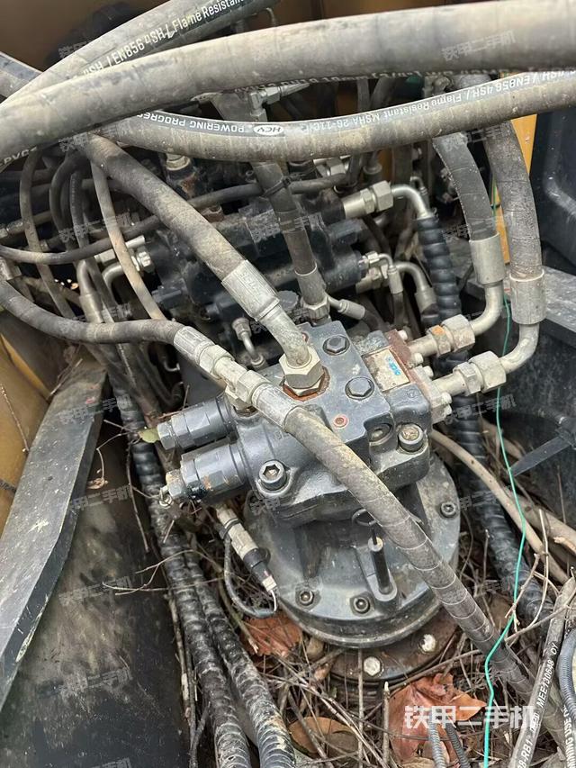 回轉(zhuǎn)馬達(dá)和主控閥（整機(jī)外觀）