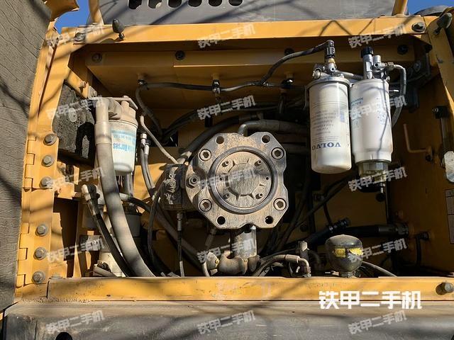 液压泵舱室正面整体(整机外观) 液压泵舱室正面整体(整机外观)