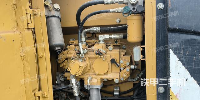 液压泵舱室正面整体（整机外观）