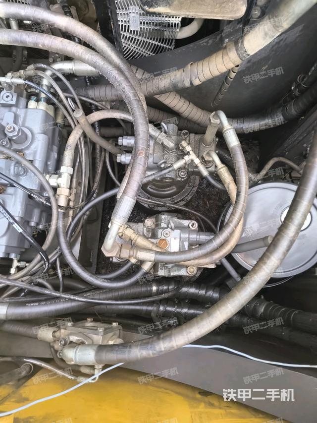 氣門(mén)室蓋螺絲特寫(xiě)（上車(chē)部件）