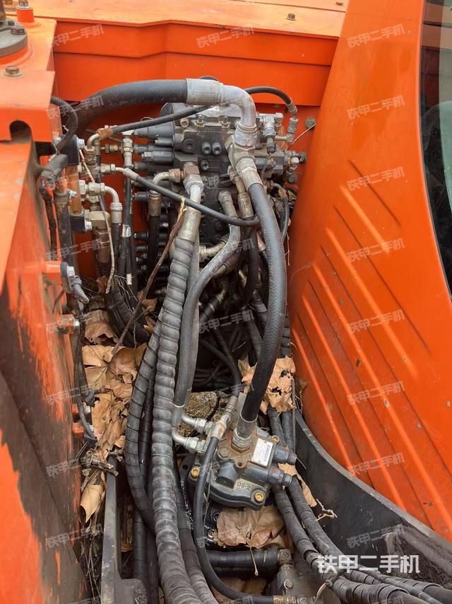 回轉(zhuǎn)馬達和主控閥（整機外觀）