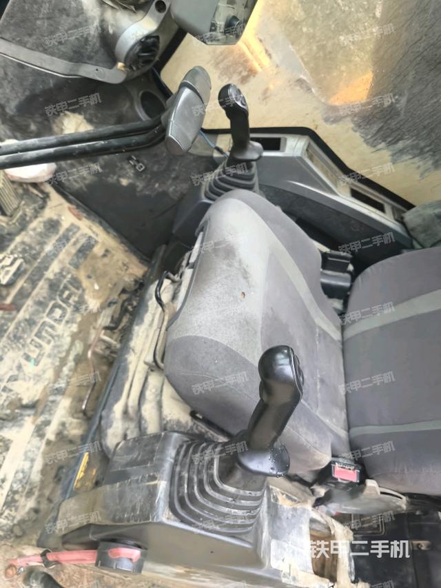 左后方玻璃角標(biāo)（駕駛室部分）