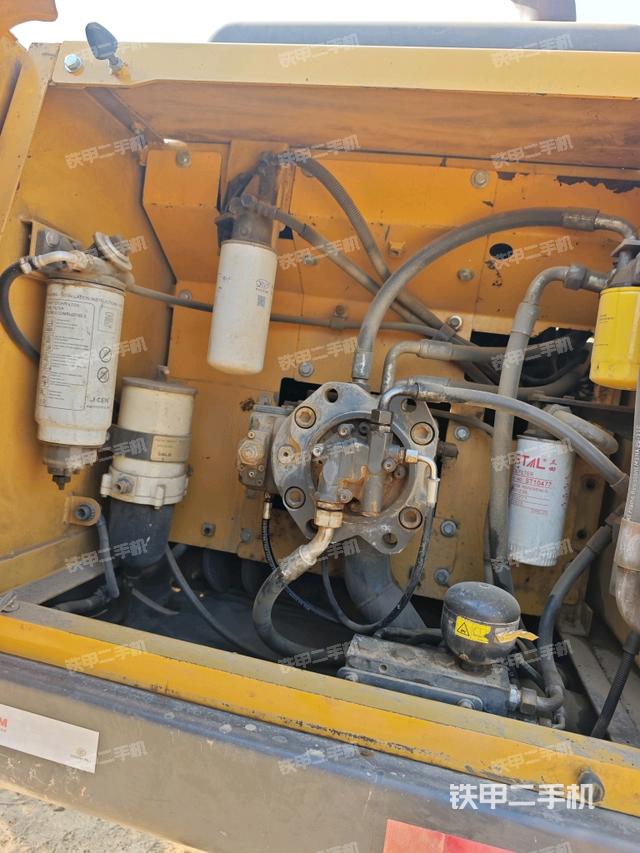 液壓泵艙室正面整體（整機(jī)外觀）