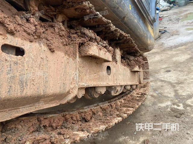單側(cè)履帶整體(整機(jī)外觀) 單側(cè)履帶整體(整機(jī)外觀)