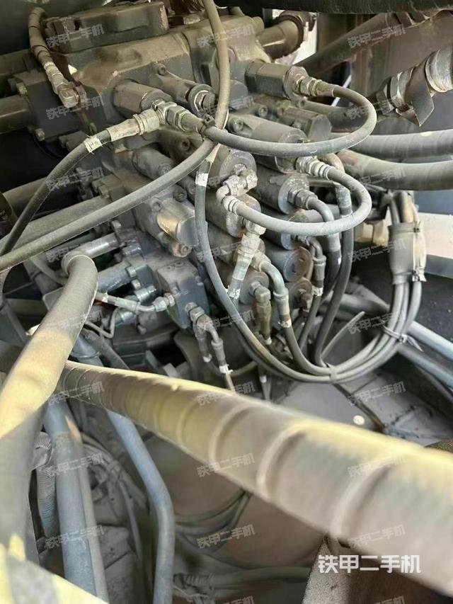 回转马达和主控阀（整机外观）