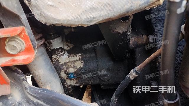 液压泵舱室正面整体（整机外观）