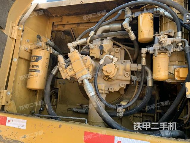 液壓泵艙室正面整體(整機外觀) 液壓泵艙室正面整體(整機外觀)