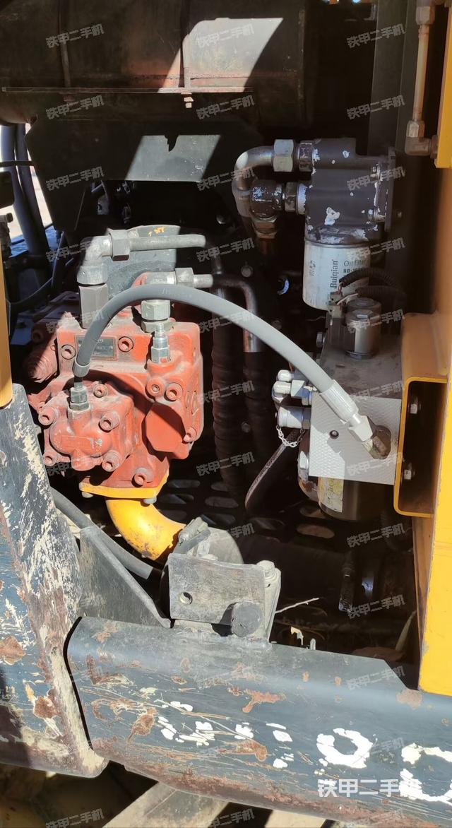 液壓泵艙室正面整體(整機(jī)外觀) 液壓泵艙室正面整體(整機(jī)外觀)