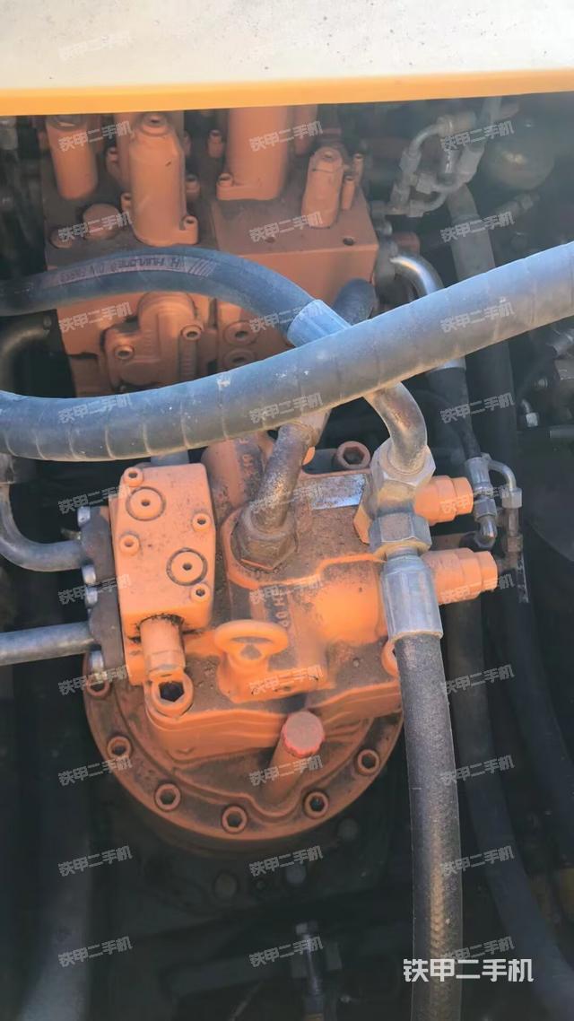 回轉(zhuǎn)馬達(dá)和主控閥(整機(jī)外觀) 回轉(zhuǎn)馬達(dá)和主控閥(整機(jī)外觀)