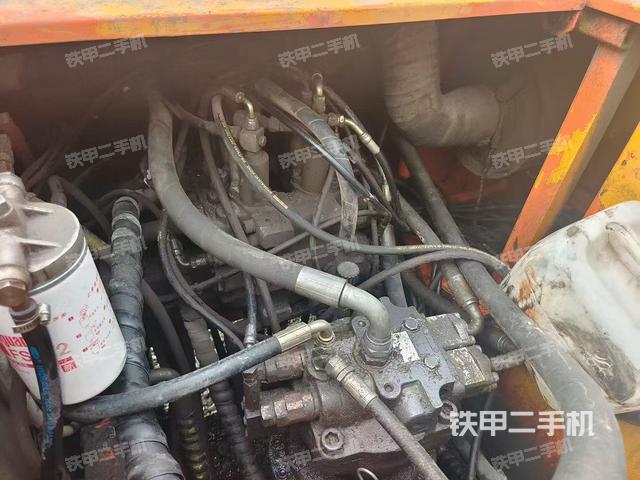 回轉(zhuǎn)馬達(dá)和主控閥（整機(jī)外觀）