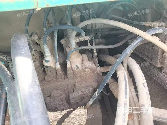 駕駛室頂部(整機(jī)外觀) 駕駛室頂部(整機(jī)外觀)