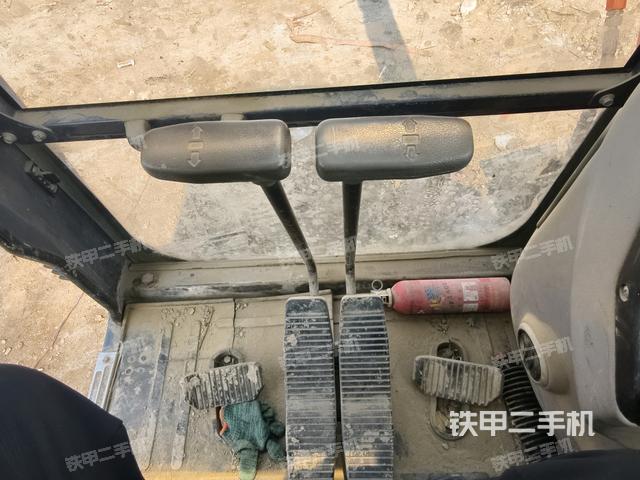 行走控制手柄和踏板?俯拍（駕駛室部分）