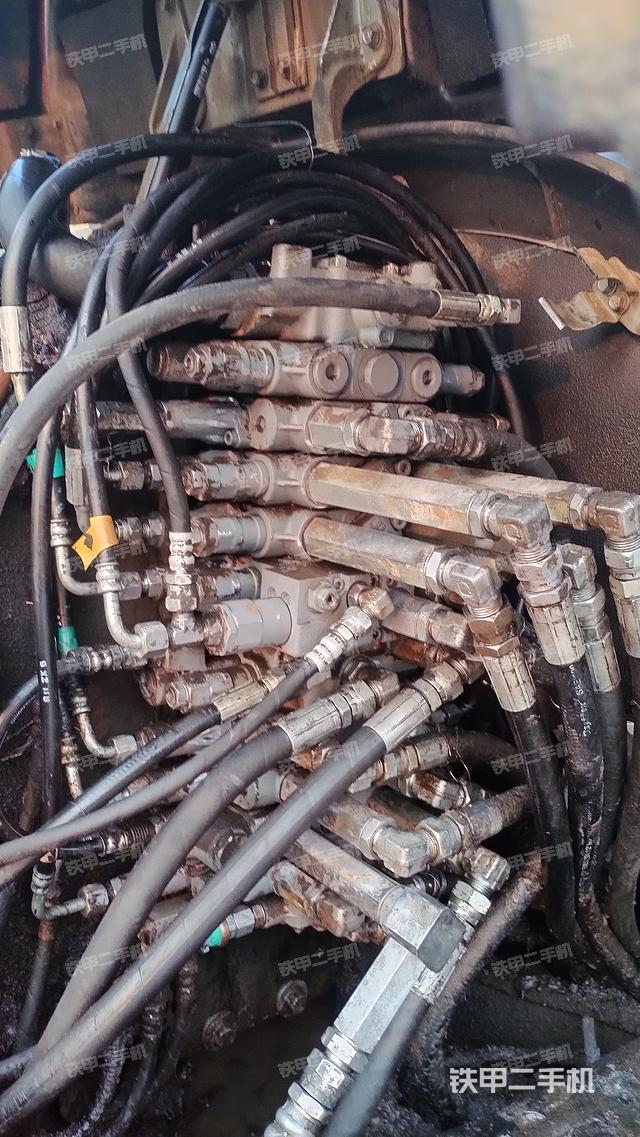 回转马达和主控阀（整机外观）