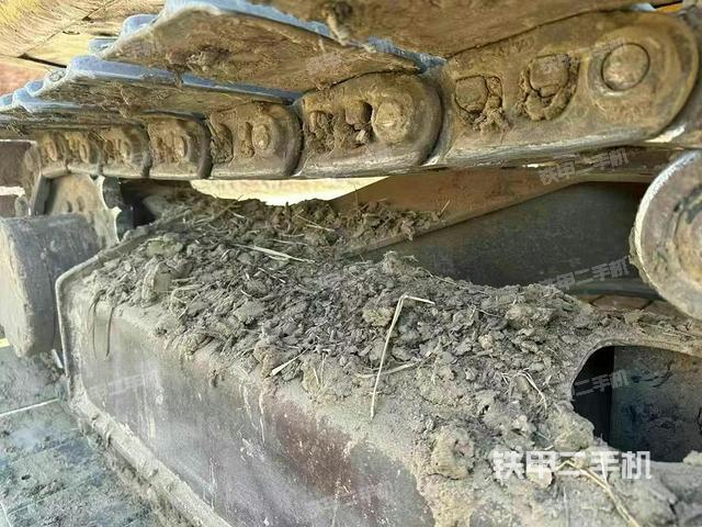 單側(cè)履帶整體(整機(jī)外觀) 單側(cè)履帶整體(整機(jī)外觀)