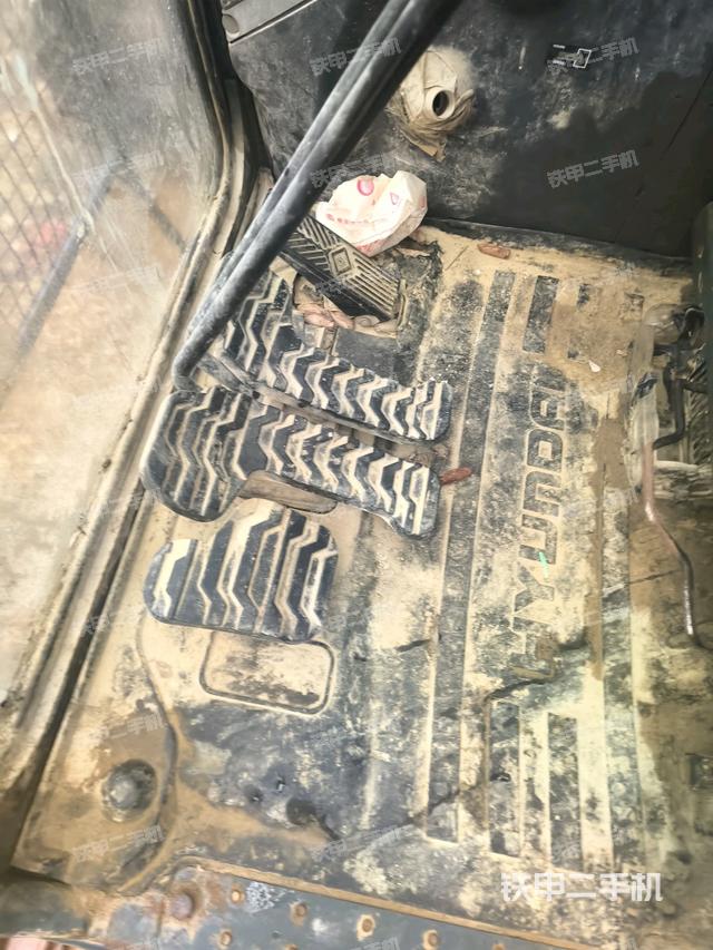 行走控制手柄和踏板?俯拍（駕駛室部分）