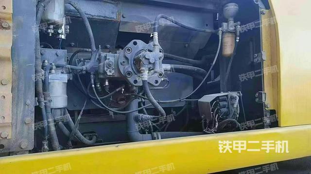液压泵舱室正面整体（整机外观）
