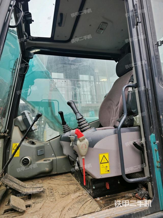 右側(cè)玻璃角標(biāo)(駕駛室部分) 右側(cè)玻璃角標(biāo)(駕駛室部分)