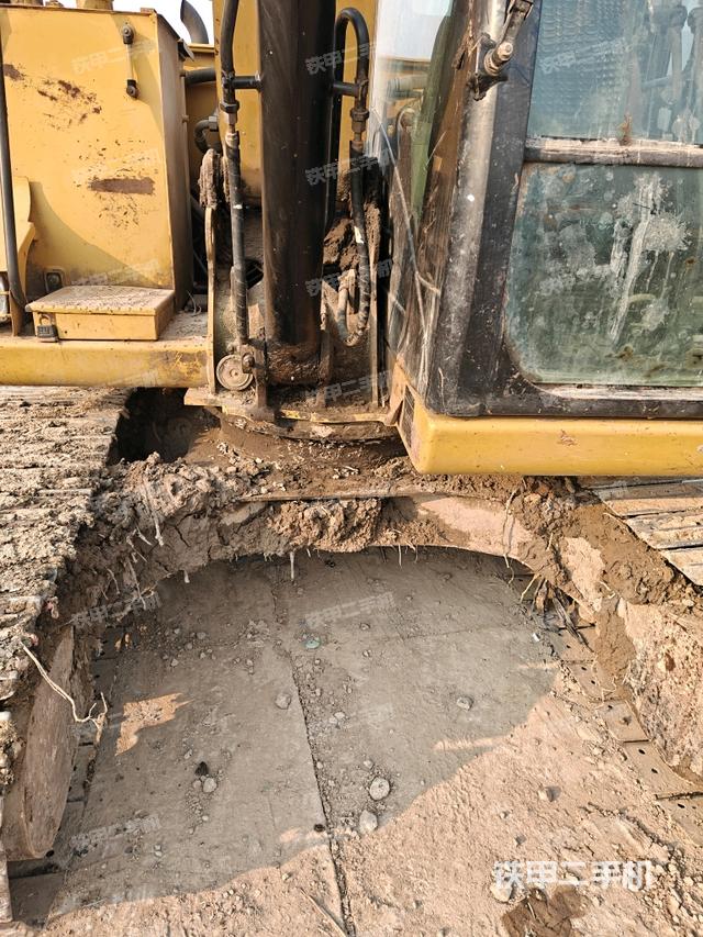 轉盤和下車架正前(工作和回轉裝置) 轉盤和下車架正前(工作和回轉裝置)