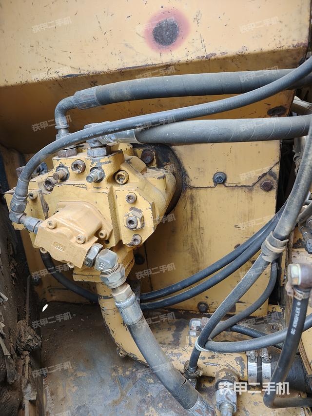 液压泵舱室正面整体（整机外观）