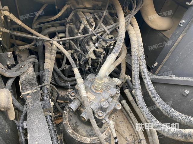 回轉(zhuǎn)馬達和主控閥(整機外觀) 回轉(zhuǎn)馬達和主控閥(整機外觀)