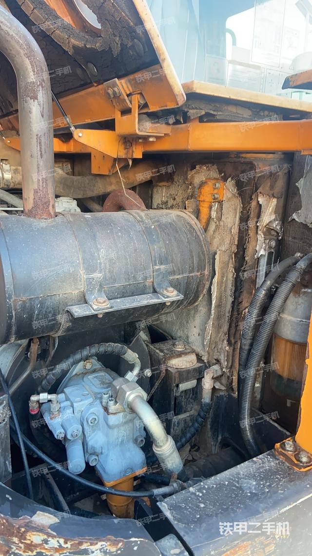 液壓泵艙室正面整體(整機外觀) 液壓泵艙室正面整體(整機外觀)