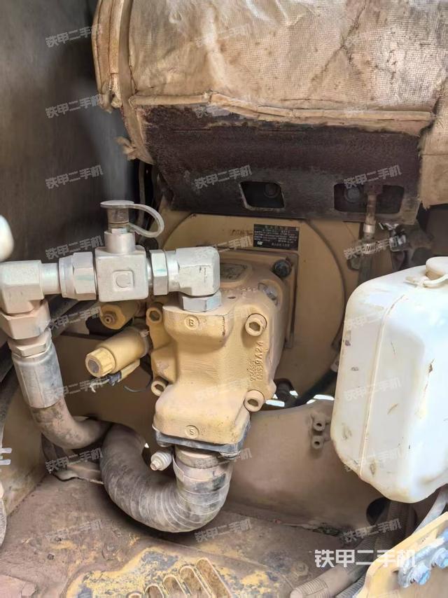 液压泵舱室正面整体（整机外观）