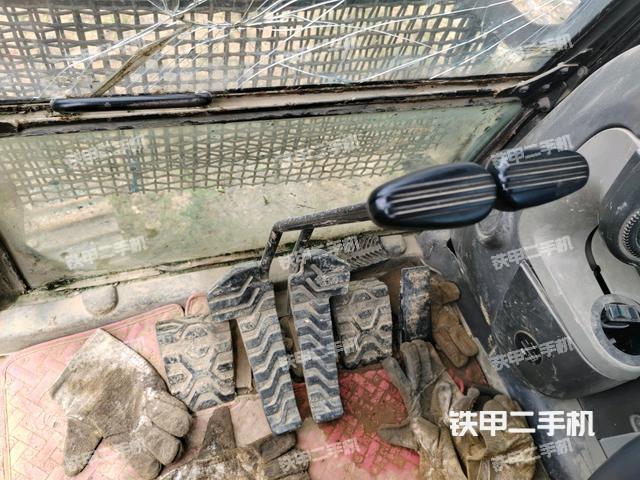 駕駛室整體(整機(jī)外觀) 駕駛室整體(整機(jī)外觀)